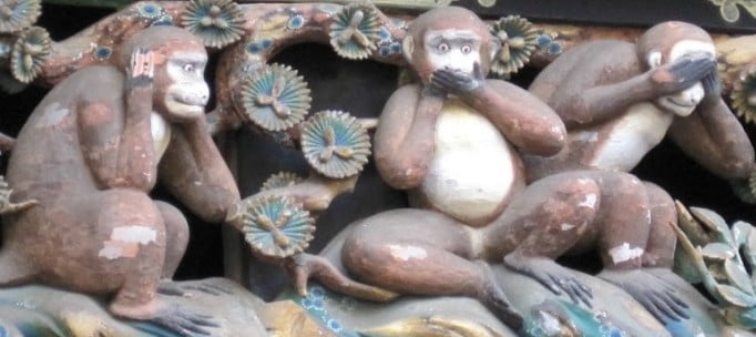 「見ざる、聞かざる、言わざる」の三猿の彫刻