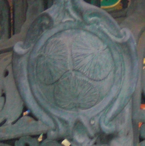 そして、この燭台をよく見ると、上部に徳川家の家紋であり「三つ葉葵」が逆さまになっているというのです。